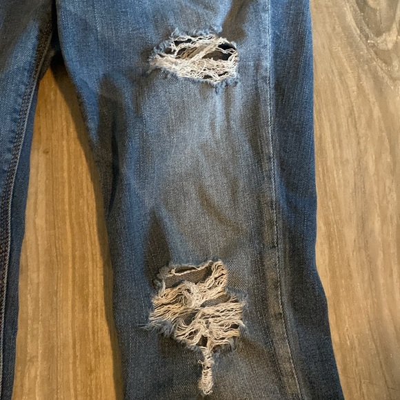 Distresed boyfriend jeans with double button fly and zipper - Picture 3 of 5